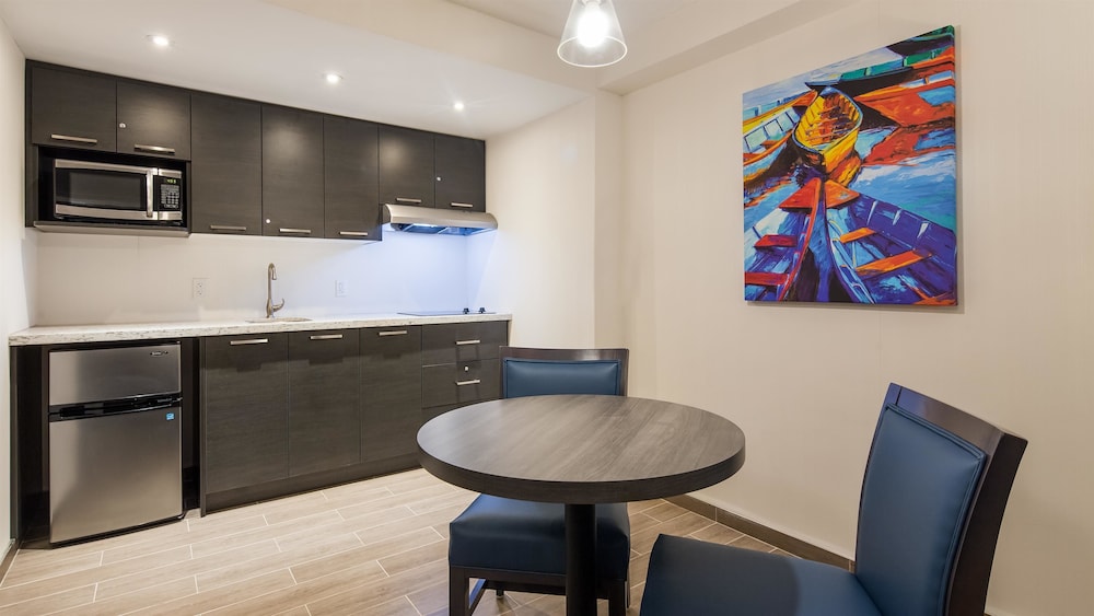 Best Western Plus Toronto Airport Hotel 8/38