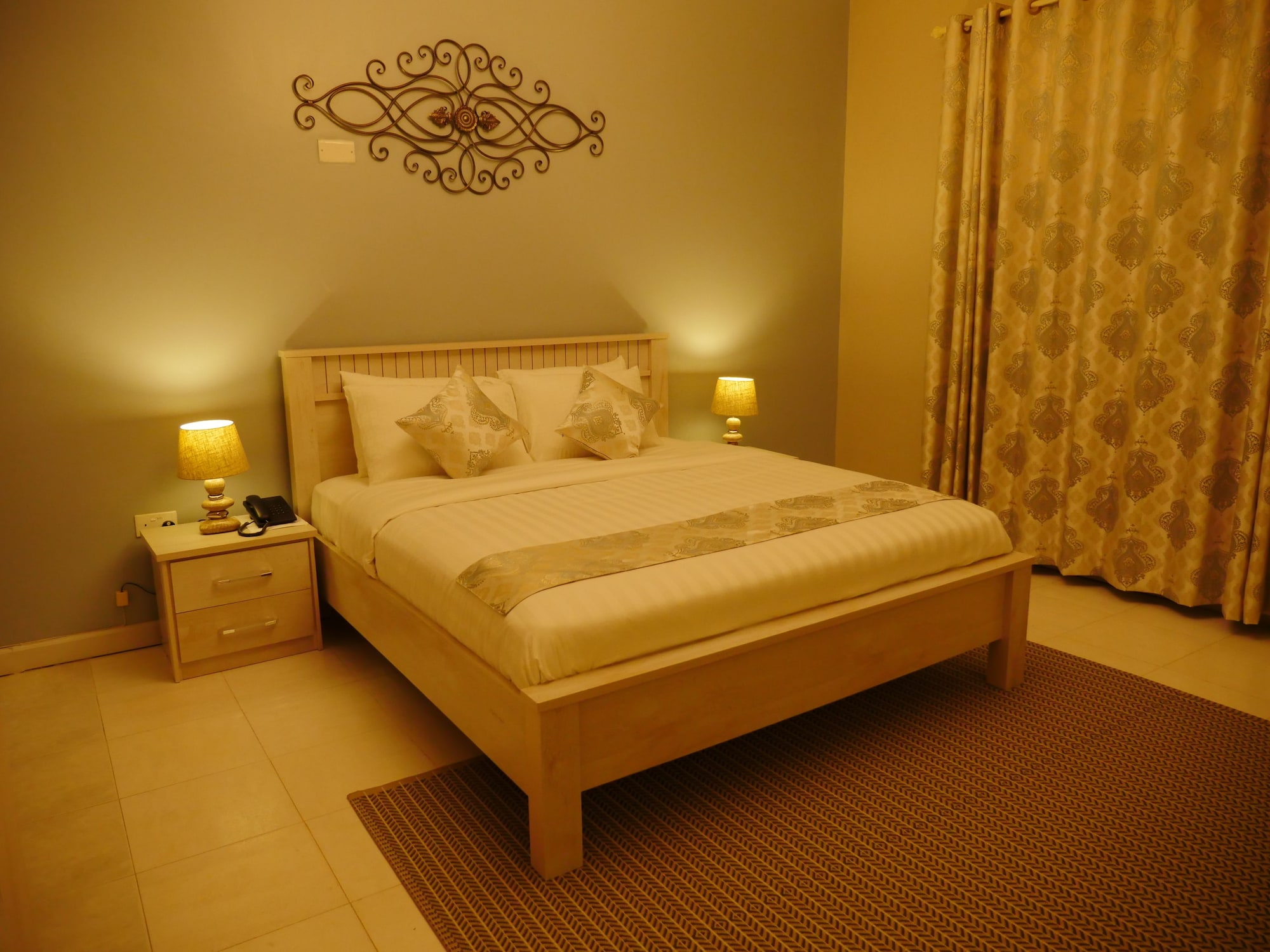 EXECUTIVE, SUITE