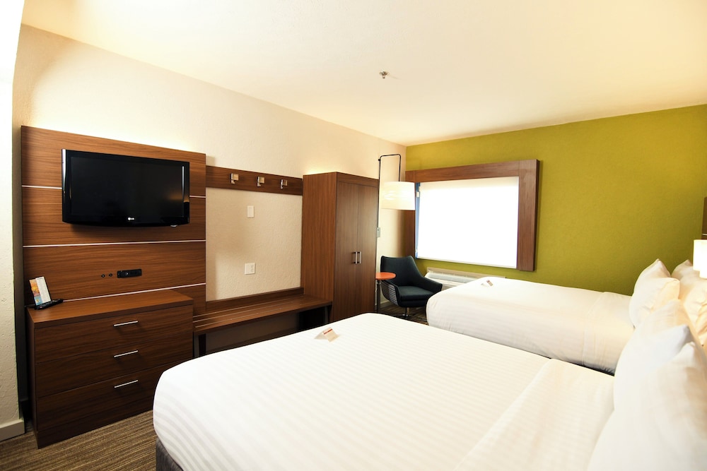 Feature, Suite, 2 Queen Beds، Holiday Inn Express Hotel And Suites Port Clinton Catawba Island 4/8