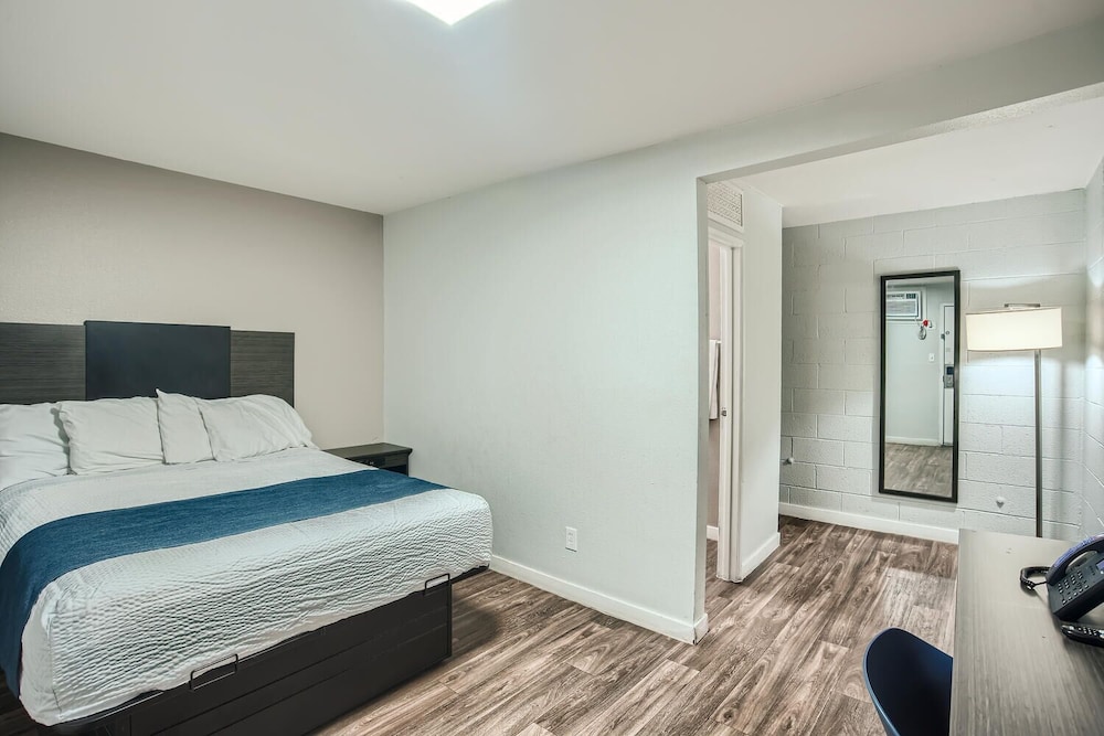 STANDARD, QUEEN BED