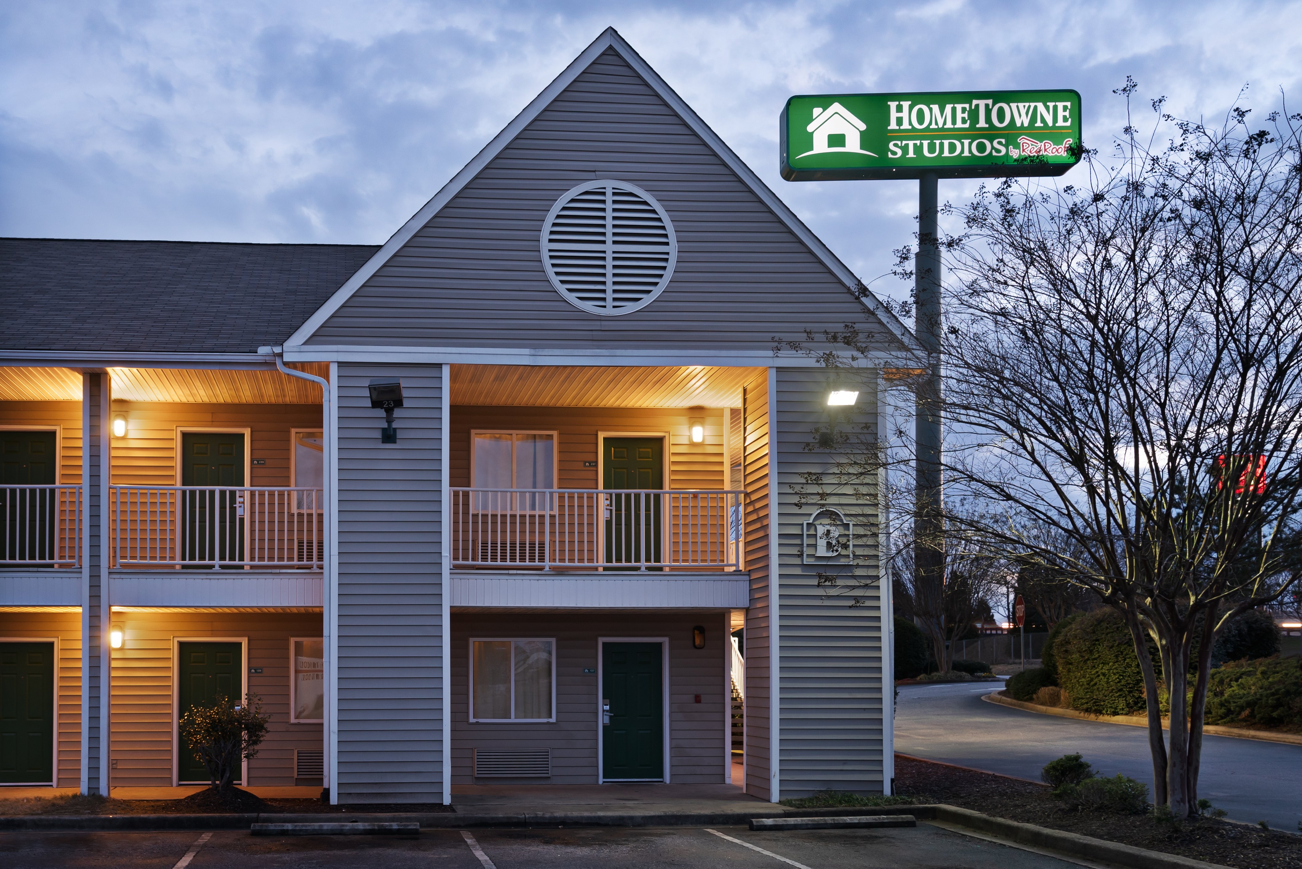 HomeTowne Studios by Red Roof Spartanburg - Asheville Highway 2/37