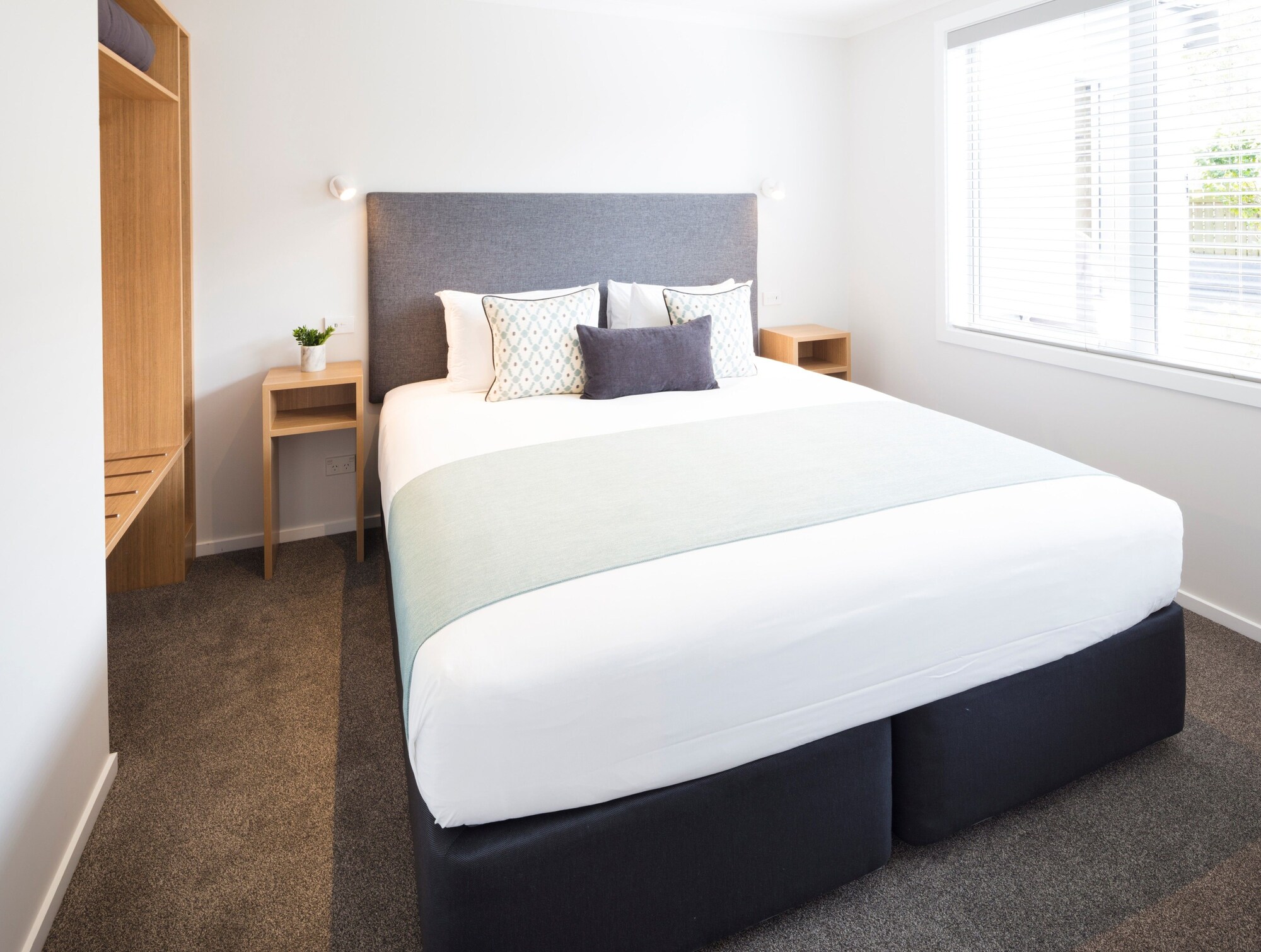 DELUXE, STUDIO, KING BED, ACCESSIBLE