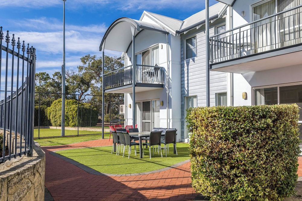 MANDURAH QUAY RESORT 64/72
