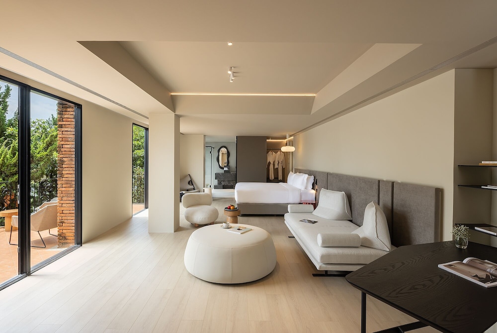Hideaway, Suite, King Bed, Lake Front, Bathtub