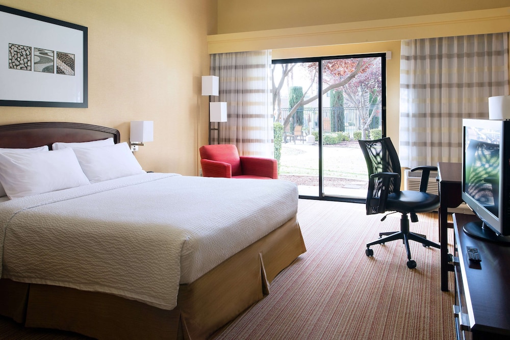 DELUXE, KING BED, ACCESSIBLE