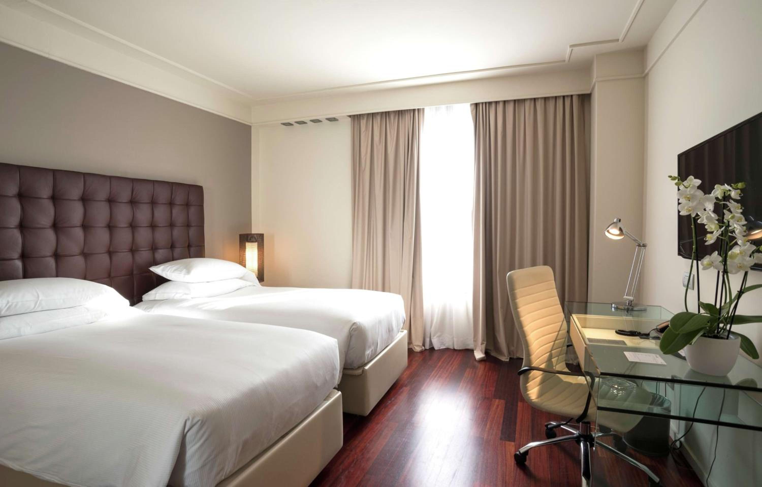 Room, Single Bed, DoubleTree by Hilton Florence Metropole 2/7