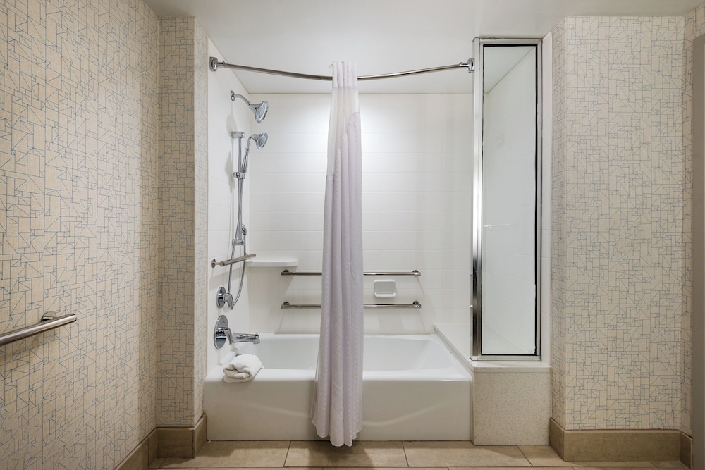 Holiday Inn Express and Suites Florence I-95 and I-20 Civic Ctr, an IHG Hotel 69/70