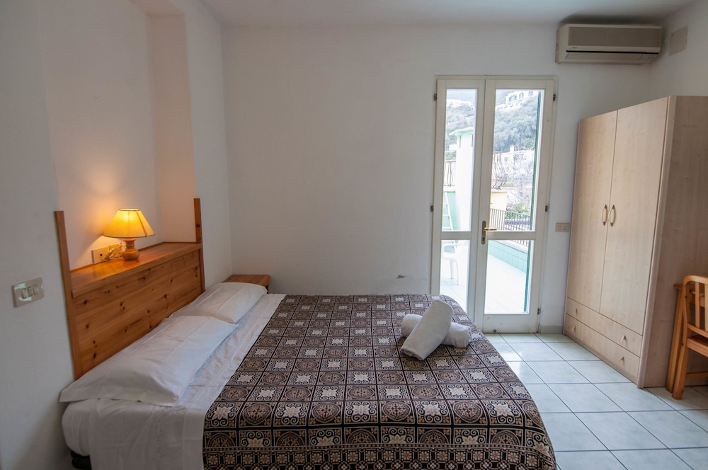 ROOM, TRIPLE