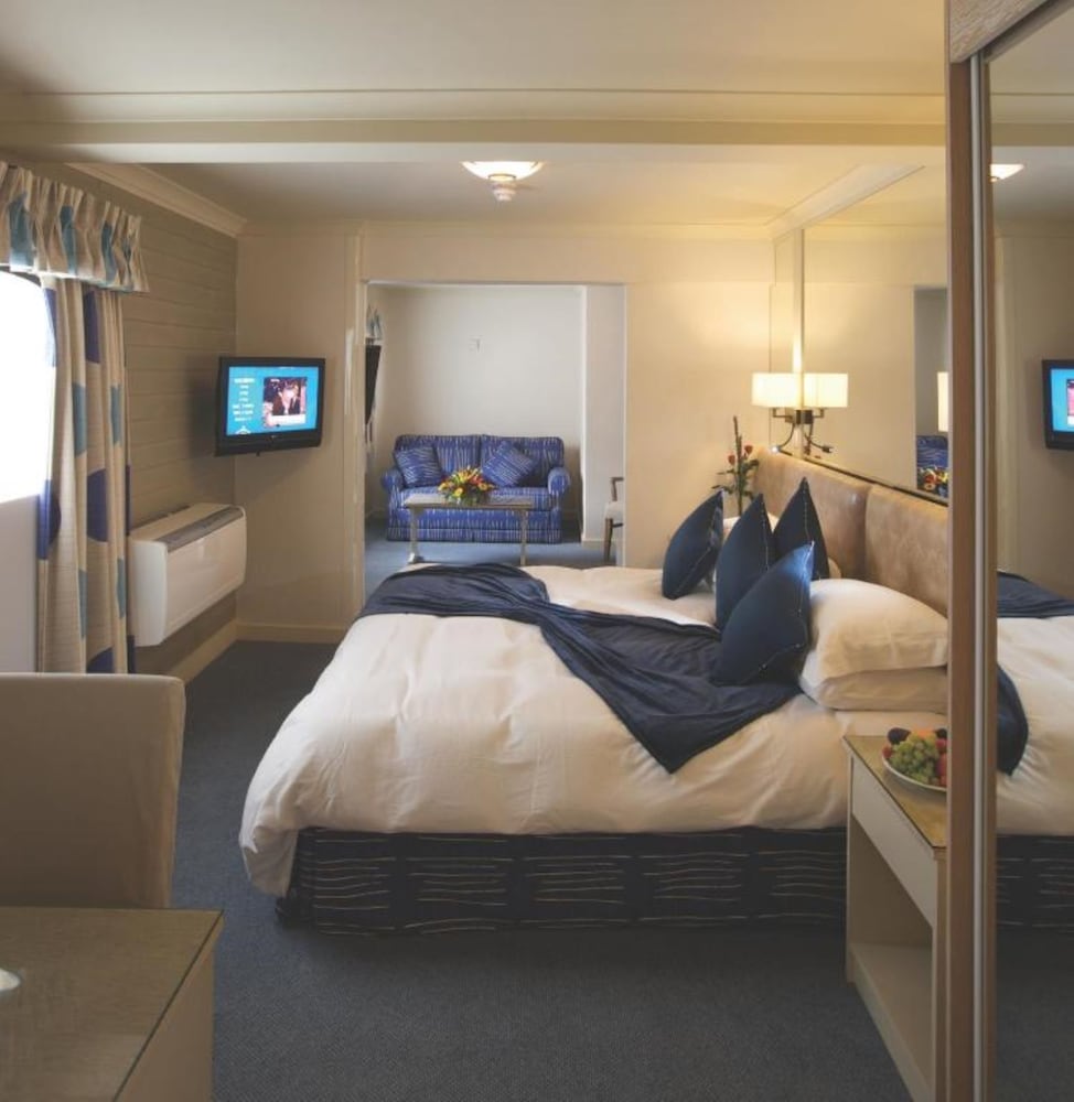 Cobo Bay Hotel 5/45