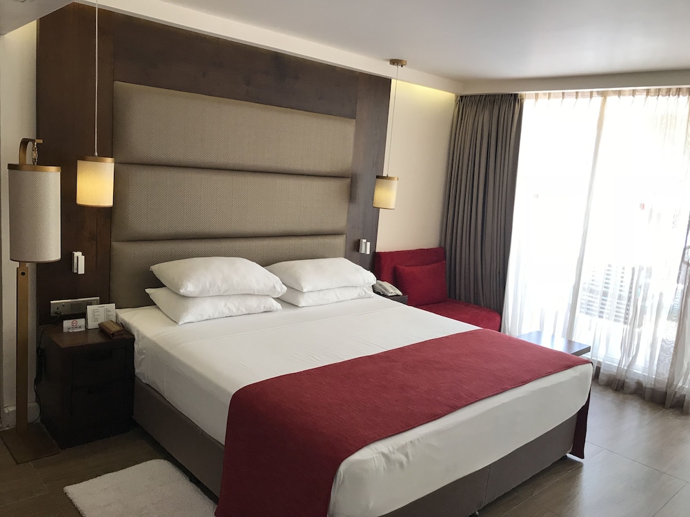 Pegasus Reef Hotel 18/75