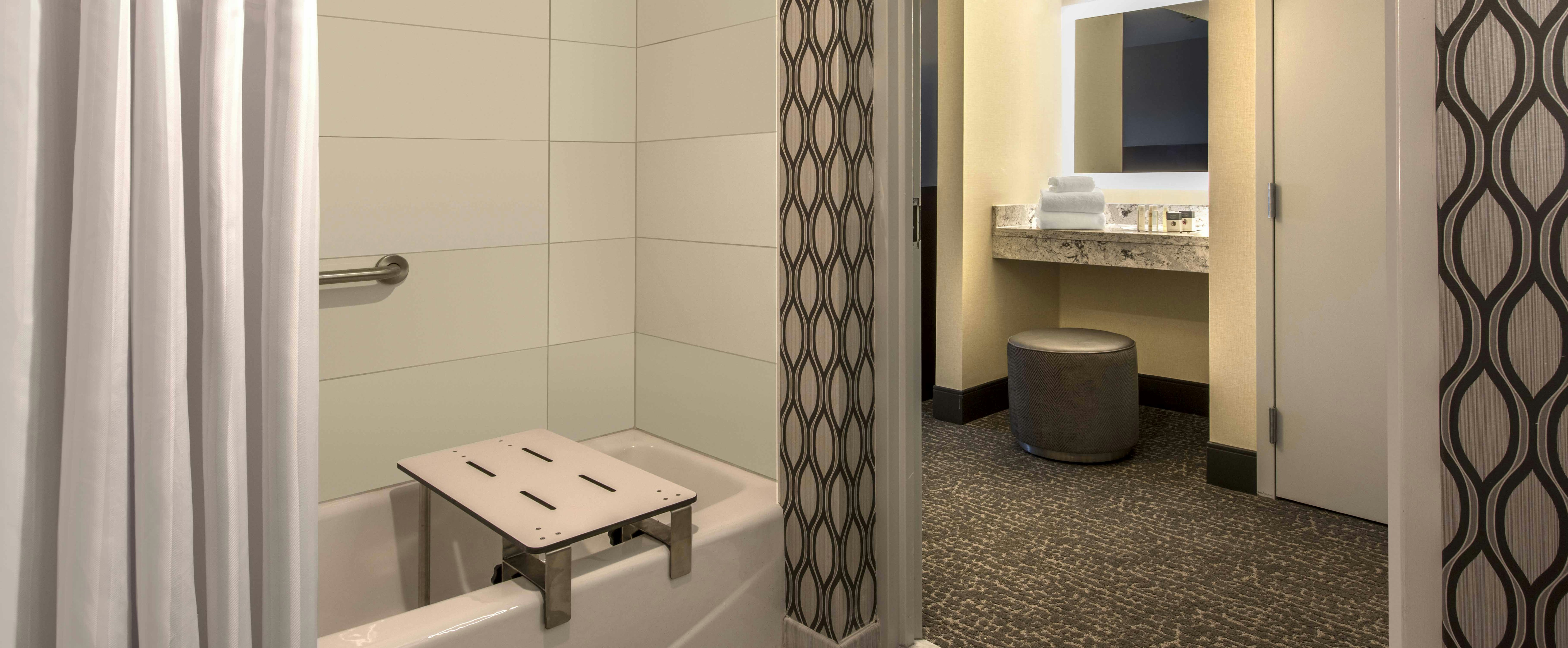 غرفة بسريرين مزدوجين لذوي الإعاقة، Doubletree By Hilton Chicago Schaumburg 4/4