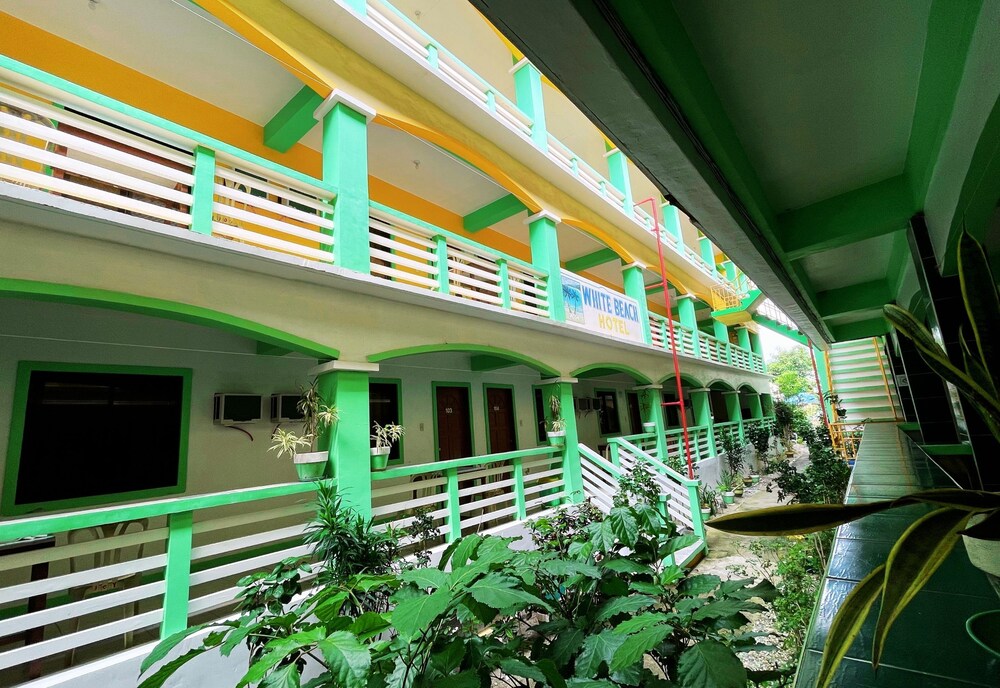 White Beach Hotel Bar And Restaurant 16/90