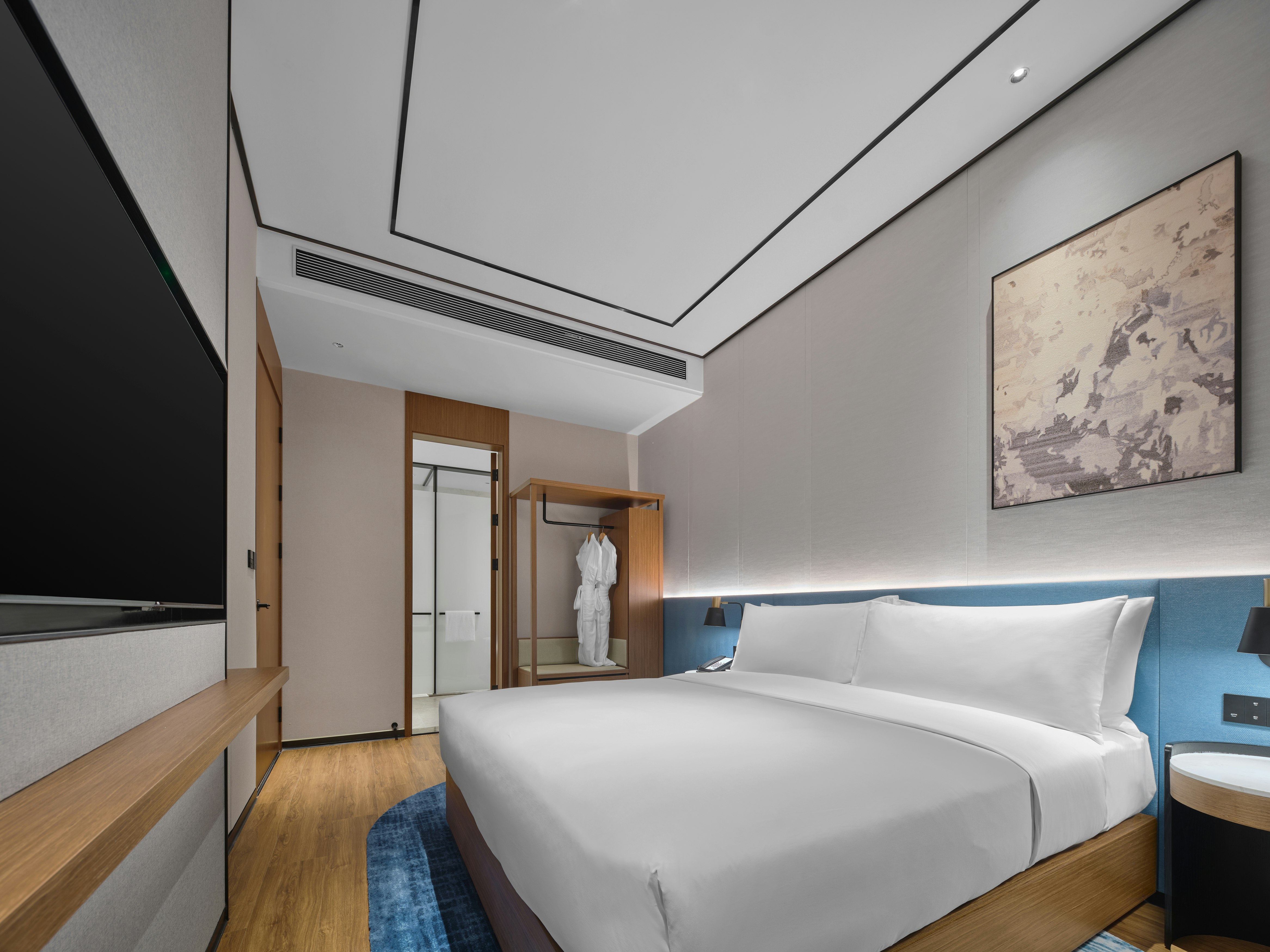 DELUXE, SUITE, KING BED