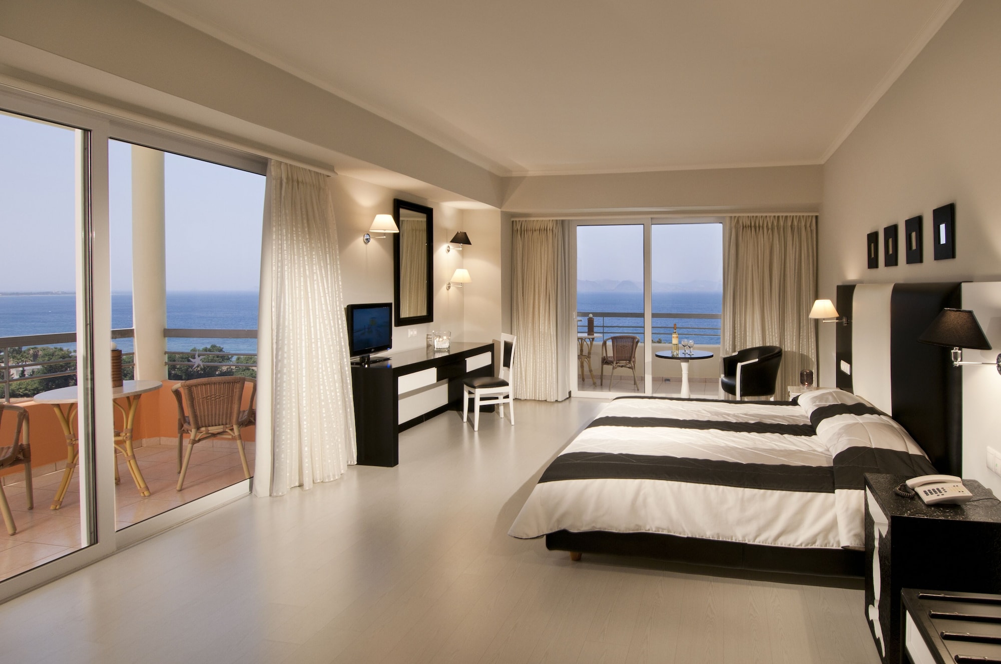 BLACK AND WHITE, PRESTIGE, SUITE