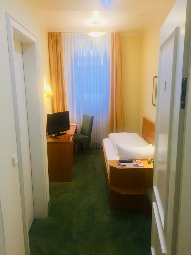 Daylight, Economy, Basement, Single, Single Bed, Small