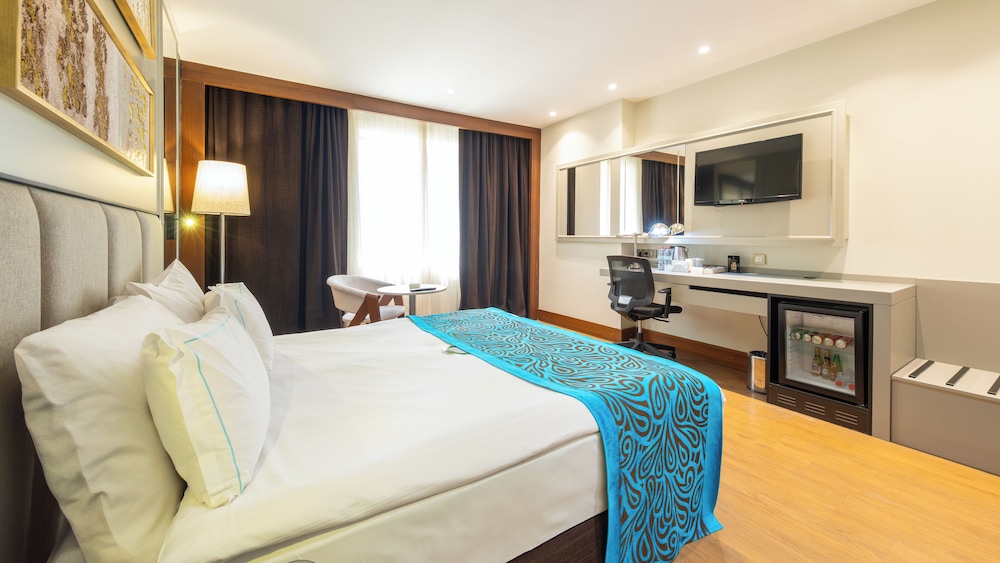 جناح جونيور، Teymur Continental Hotel 2/8