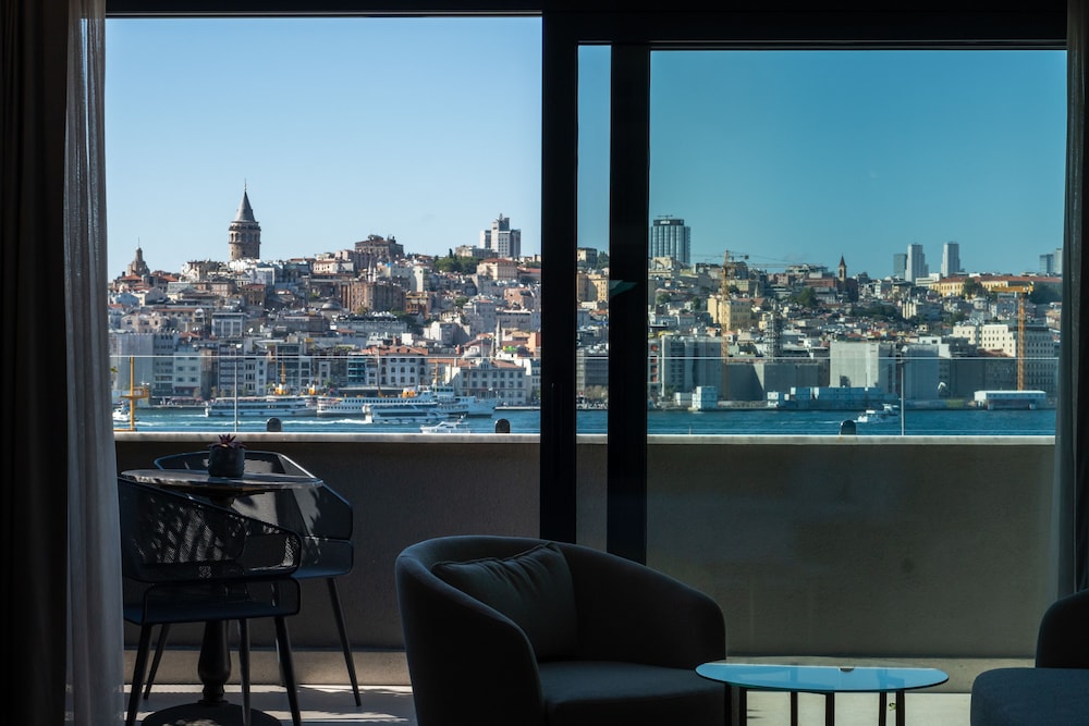 Meg Hotel 38/50