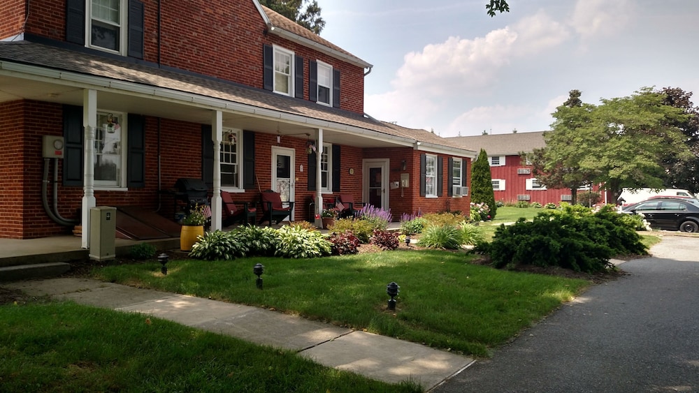 Spruce Lane Lodge & Cottages 30/35