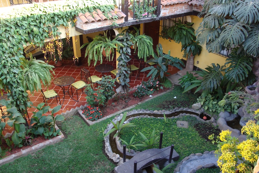 LAS CAMELIAS INN 44/50