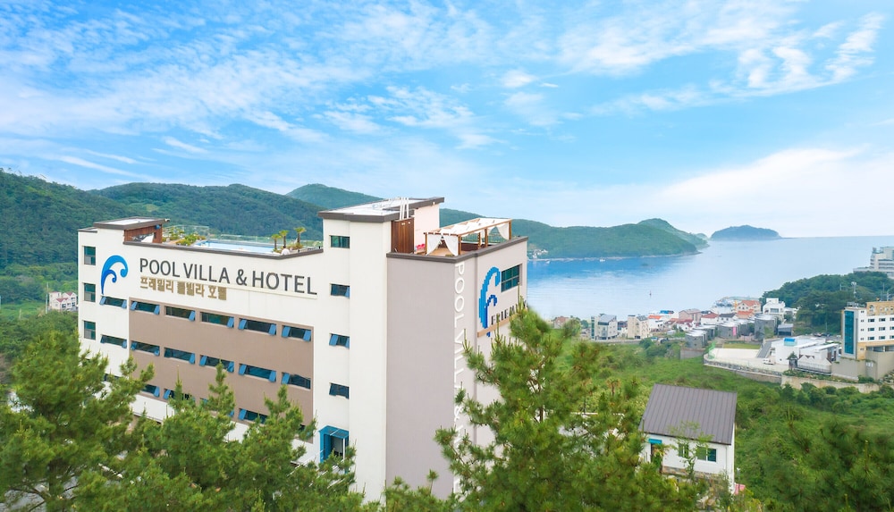 FRIEMILY POOL VILLA AND HOTEL 2/52