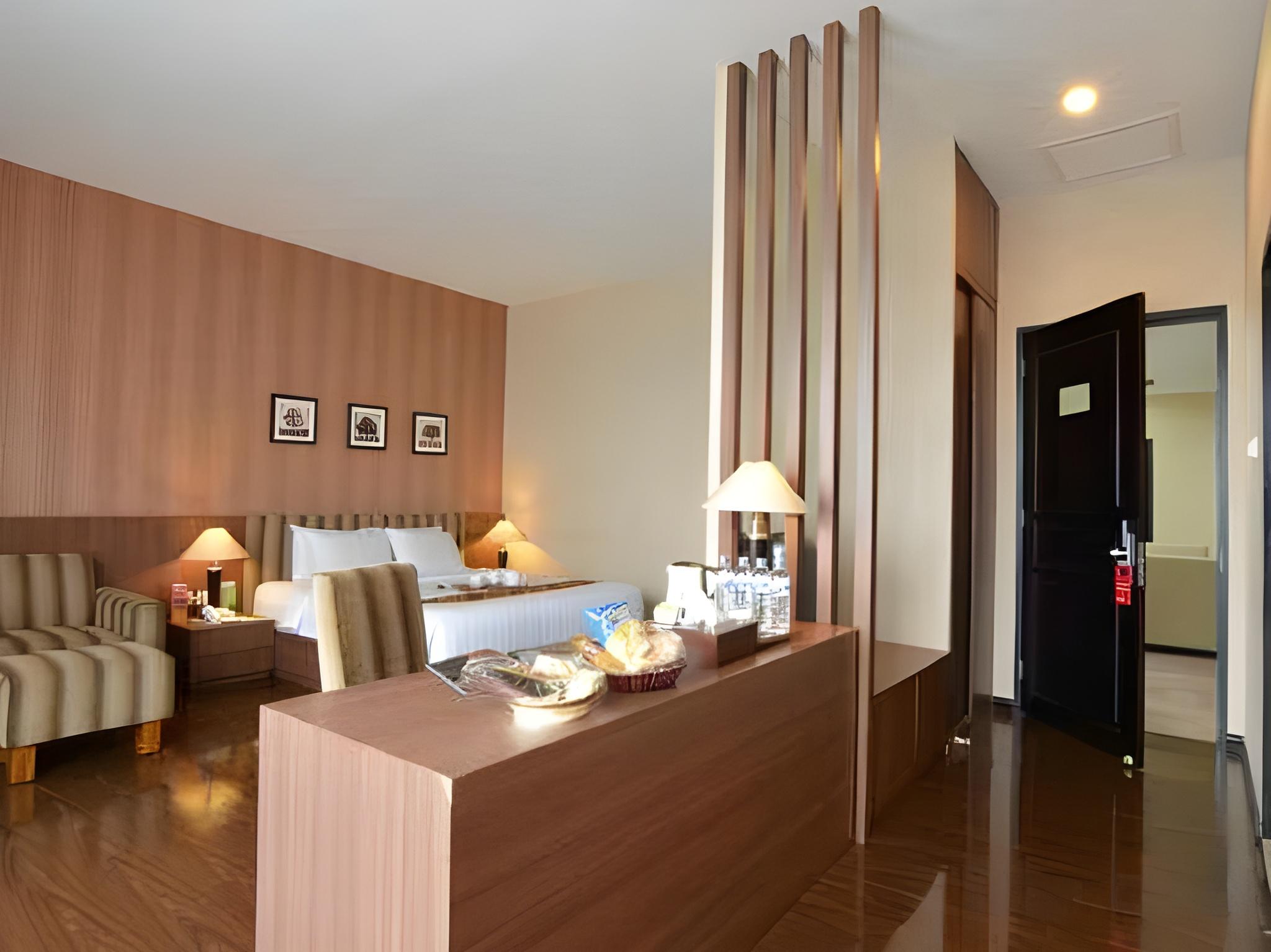 Lojikka Hotel 6/22