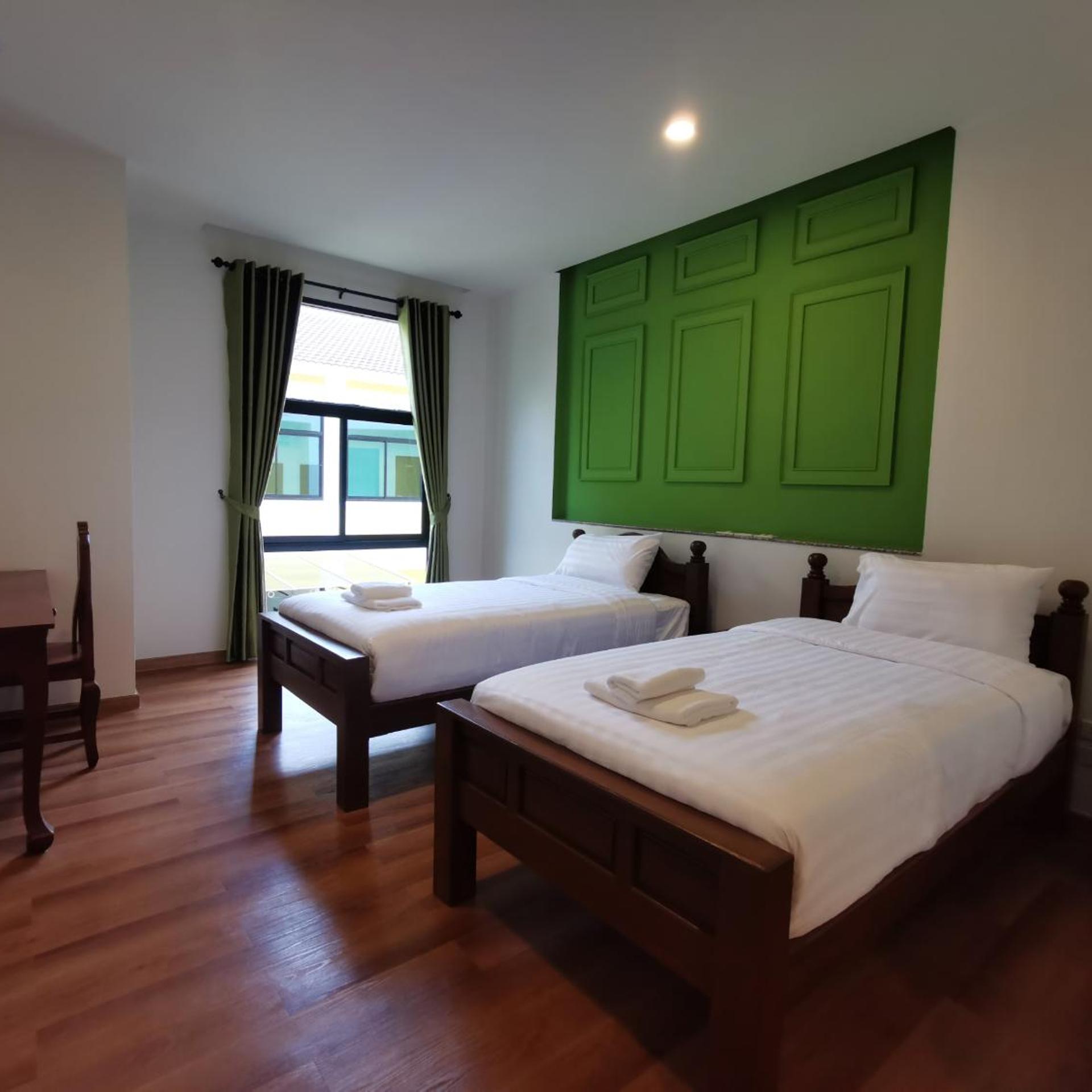 Racha Khong Hotel 12/40