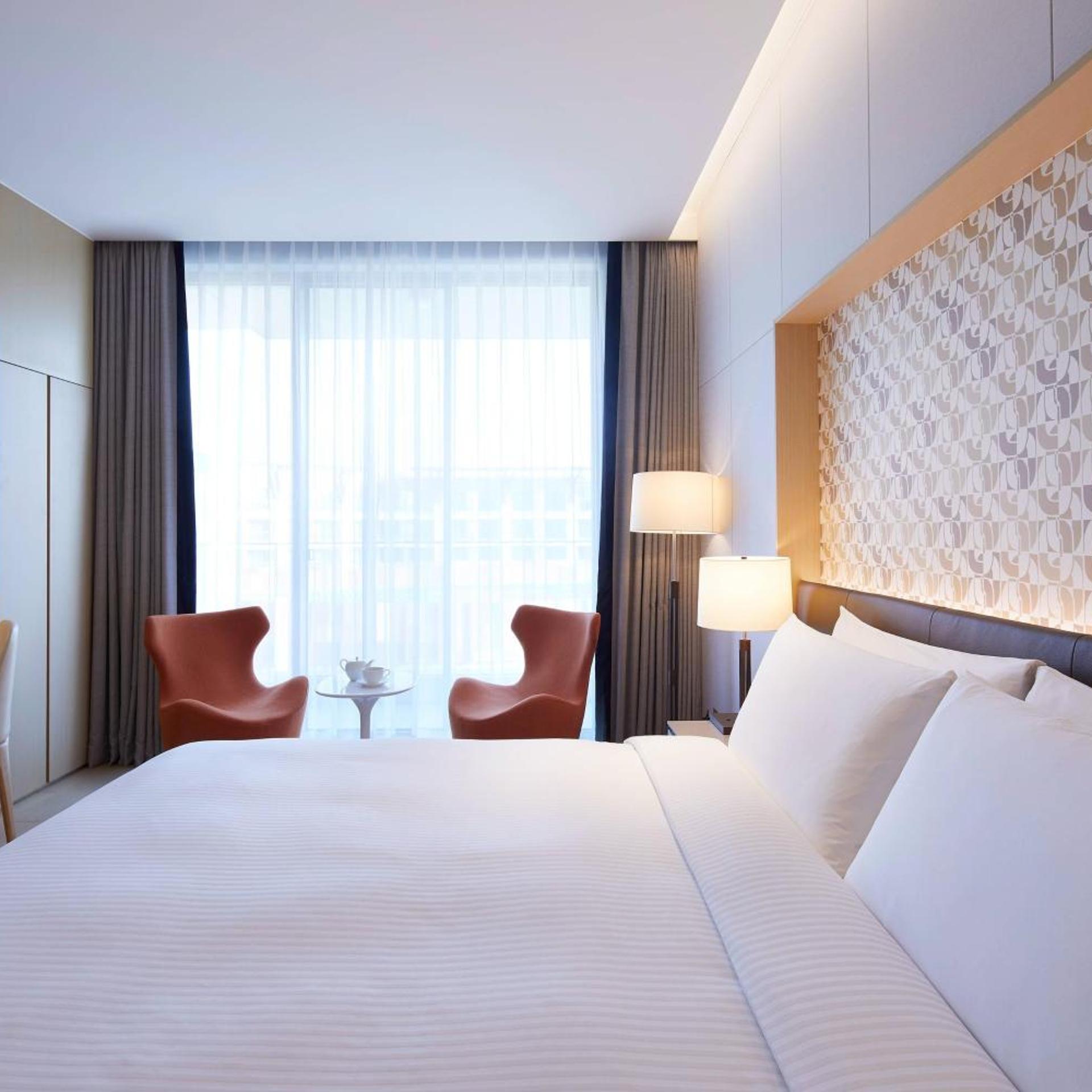 غرفة بسرير كينج