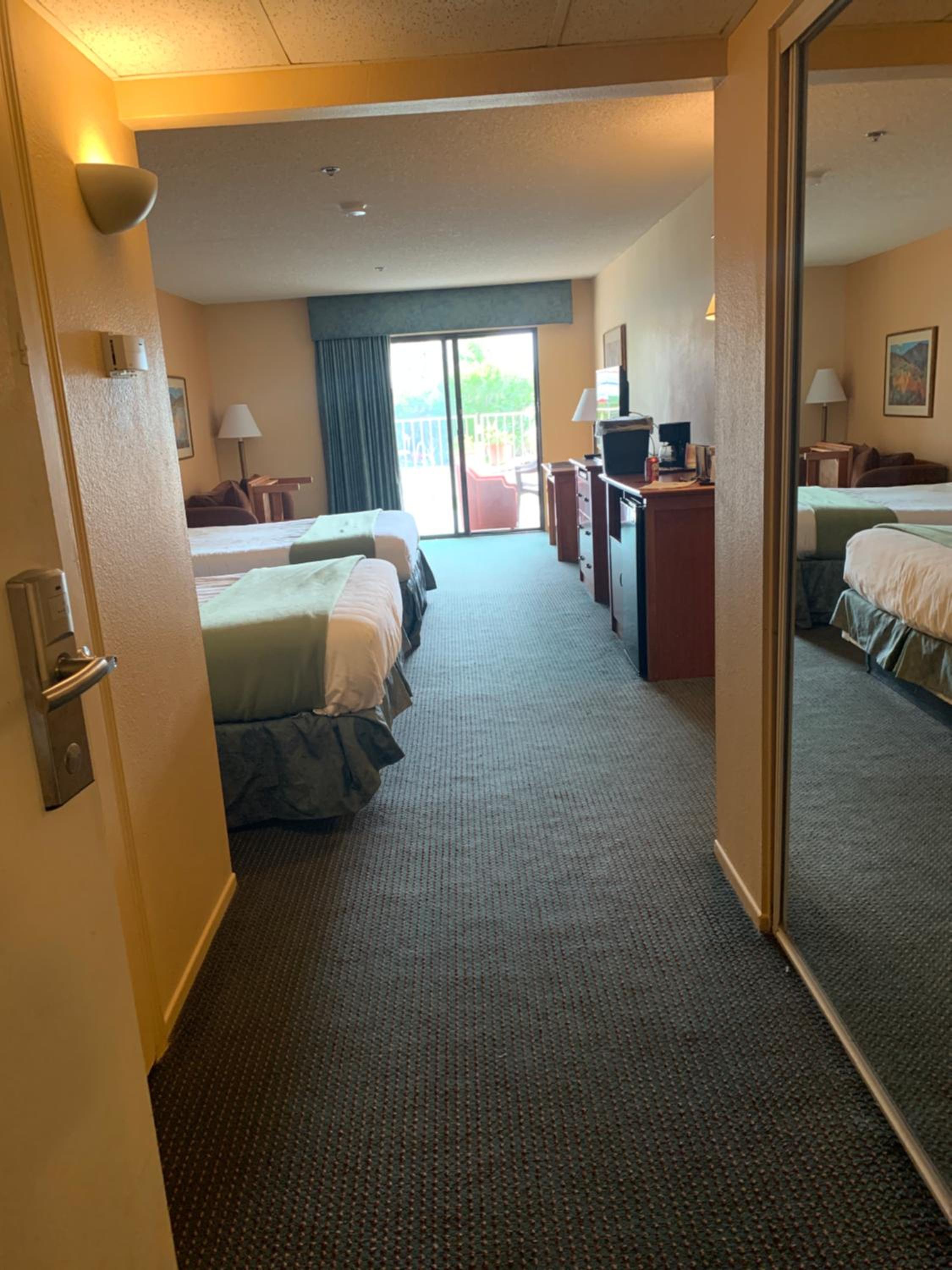 Deluxe, Queen Bed, Pool Side