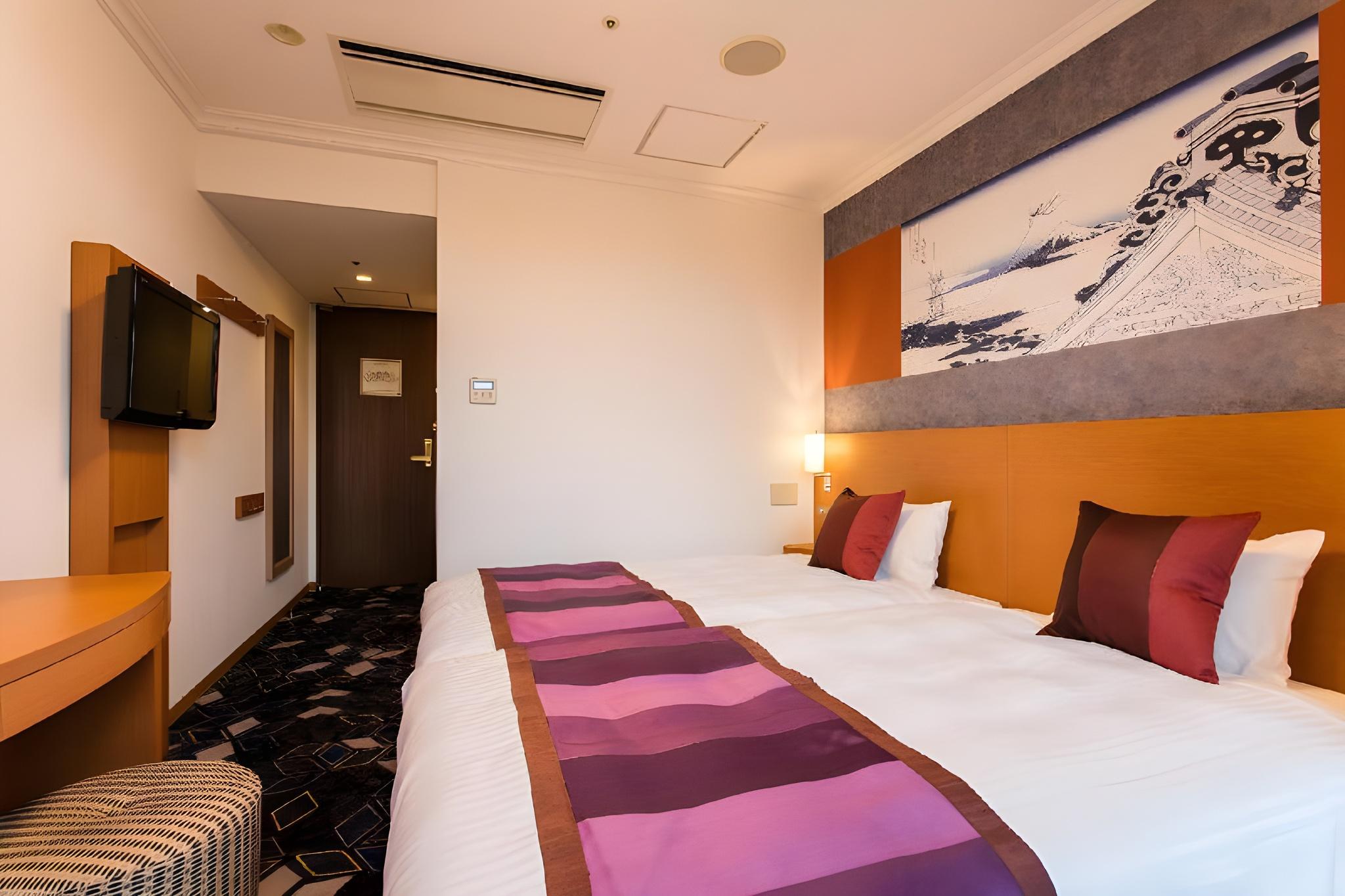 Compact, Twin Beds, Smoking