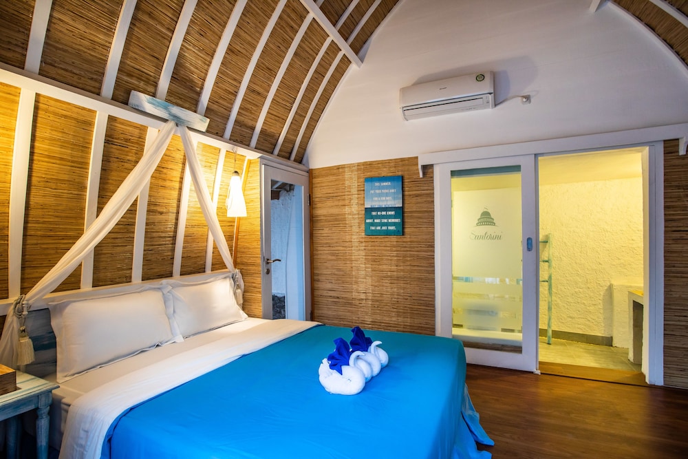 Santorini Beach Resort 8/65