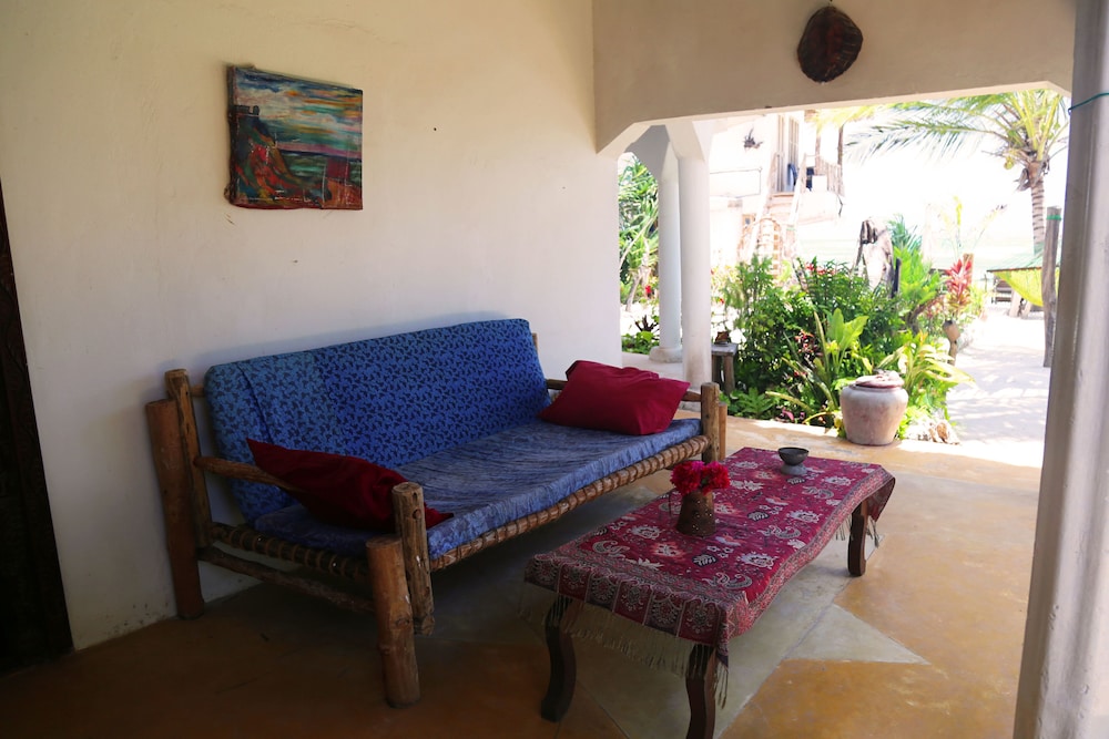 Mango Beach House 24/50