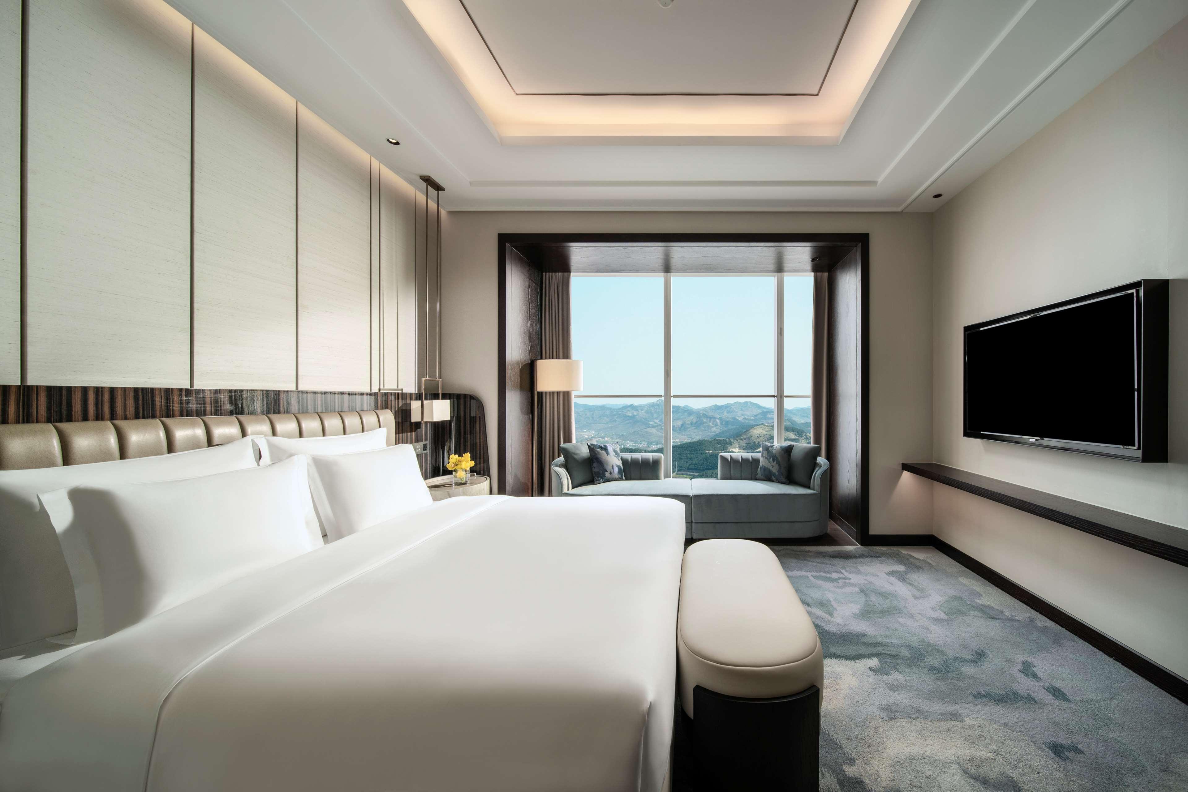 Skyline, Deluxe, King Bed, City View