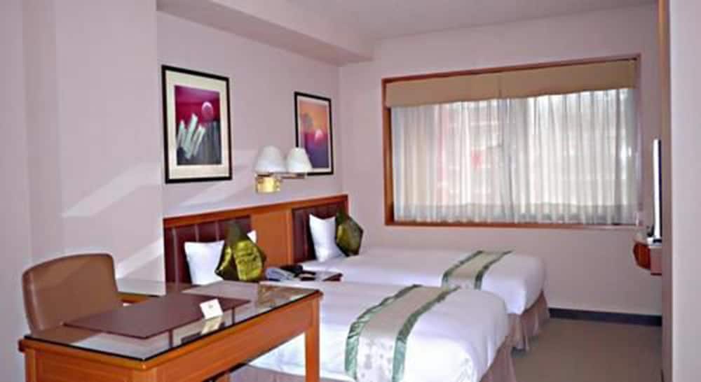 غرفة ديلوكس تنفيذية بسريرين منفصلين، First Hotel 2/3
