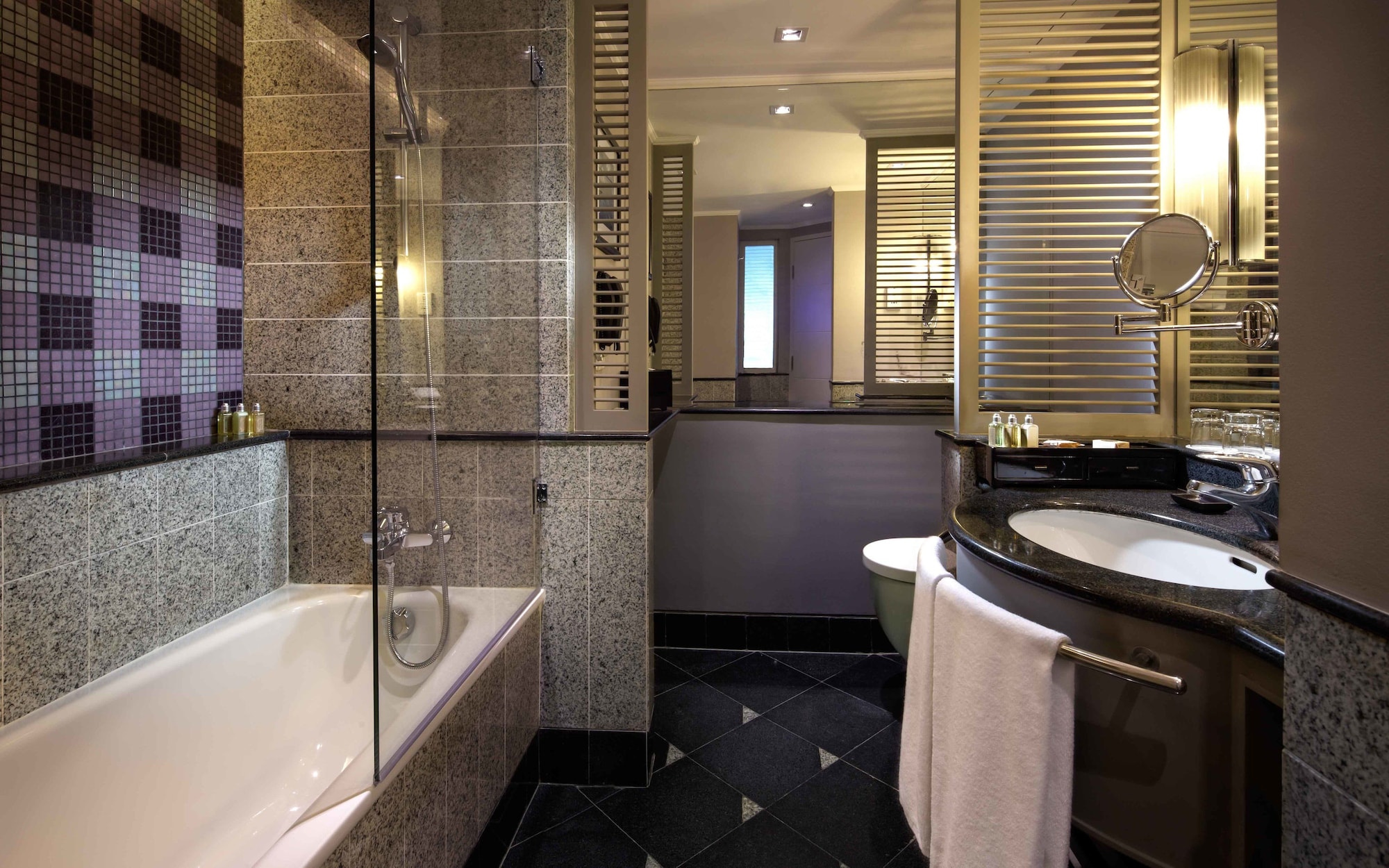غرفة فاخرة بسريرين منفصلين بإطلالة على المدينة، Sofitel Saigon Plaza Hotel 4/6