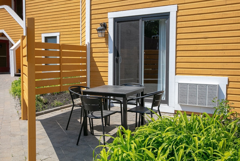 ESTRIMONT SUITES & SPA 46/61