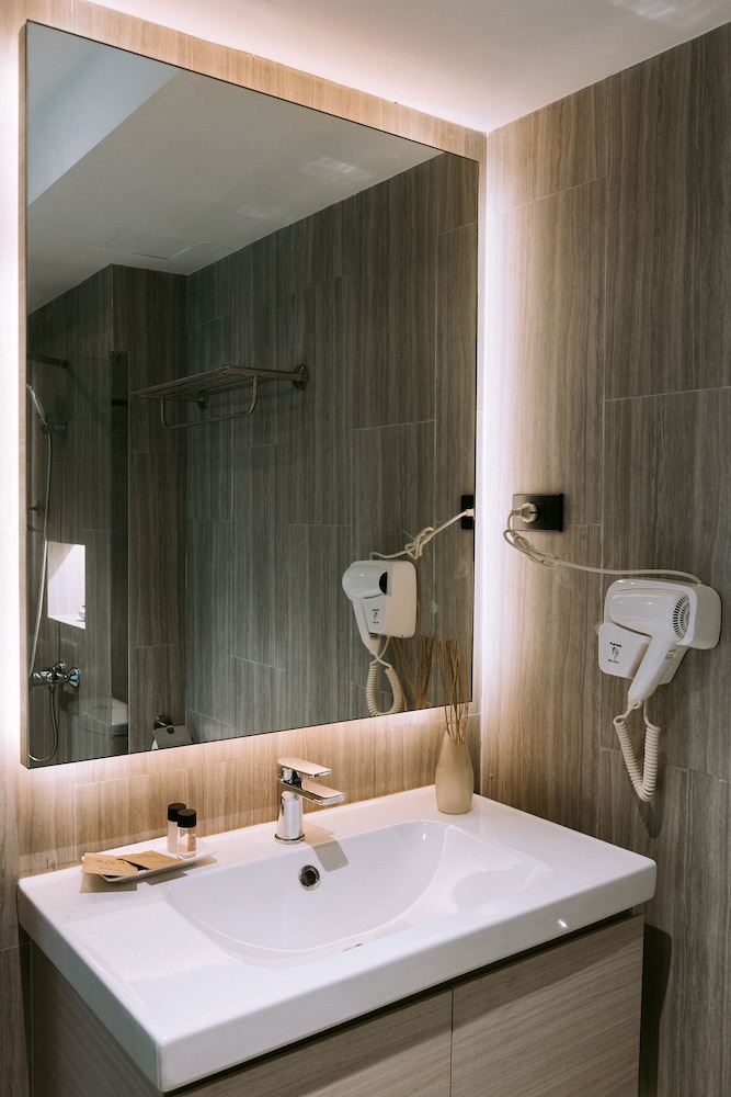 غرفة ديلوكس بسرير كينج، The Rich Hotel Korat 3/6