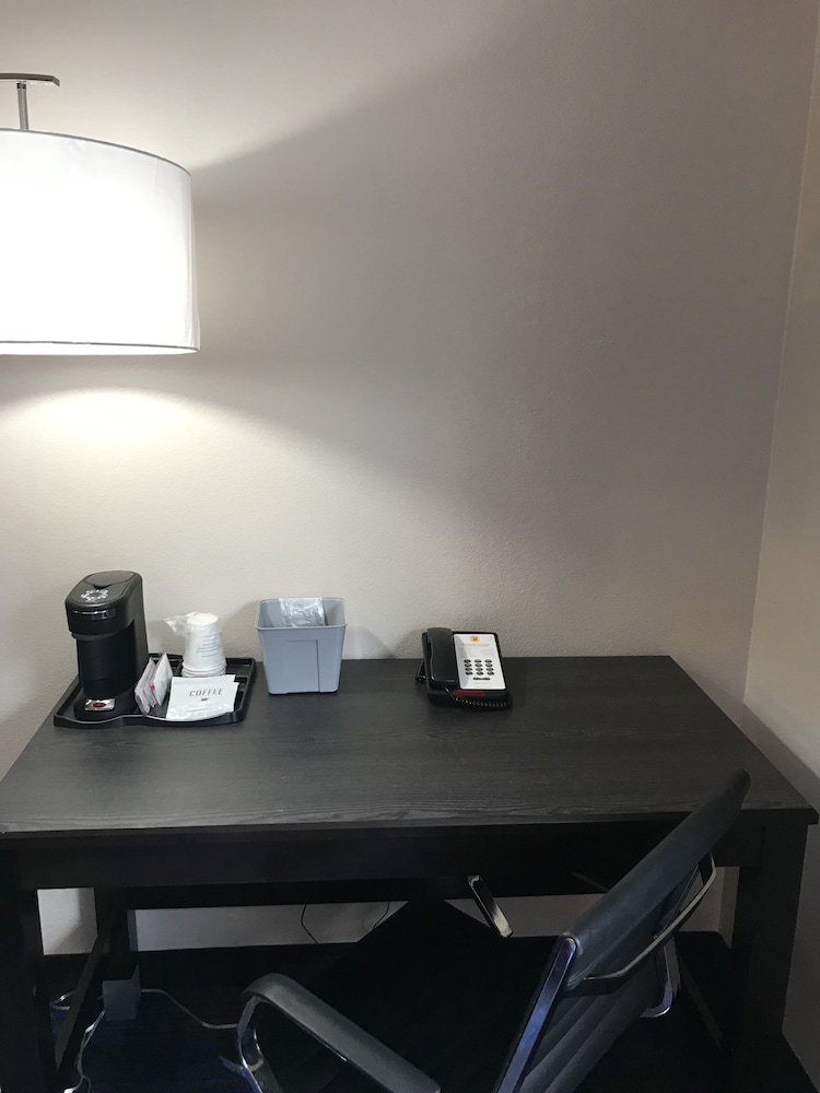 Super 8 by Wyndham Lenexa Overland Park/Mall Area 64/70