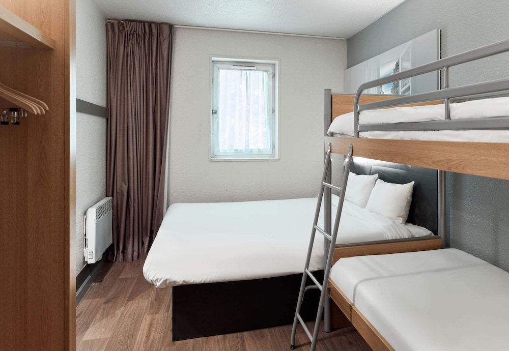 ROOM, QUADRUPLE