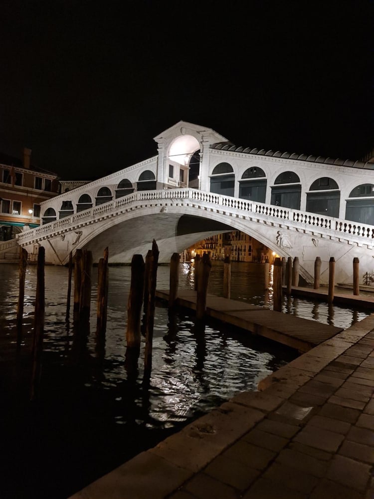 Friendly Venice Suites 22/48