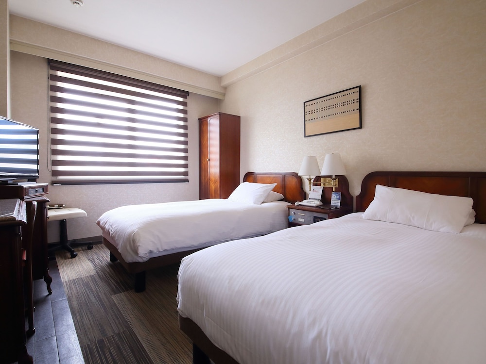 ROOM, TWIN BEDS