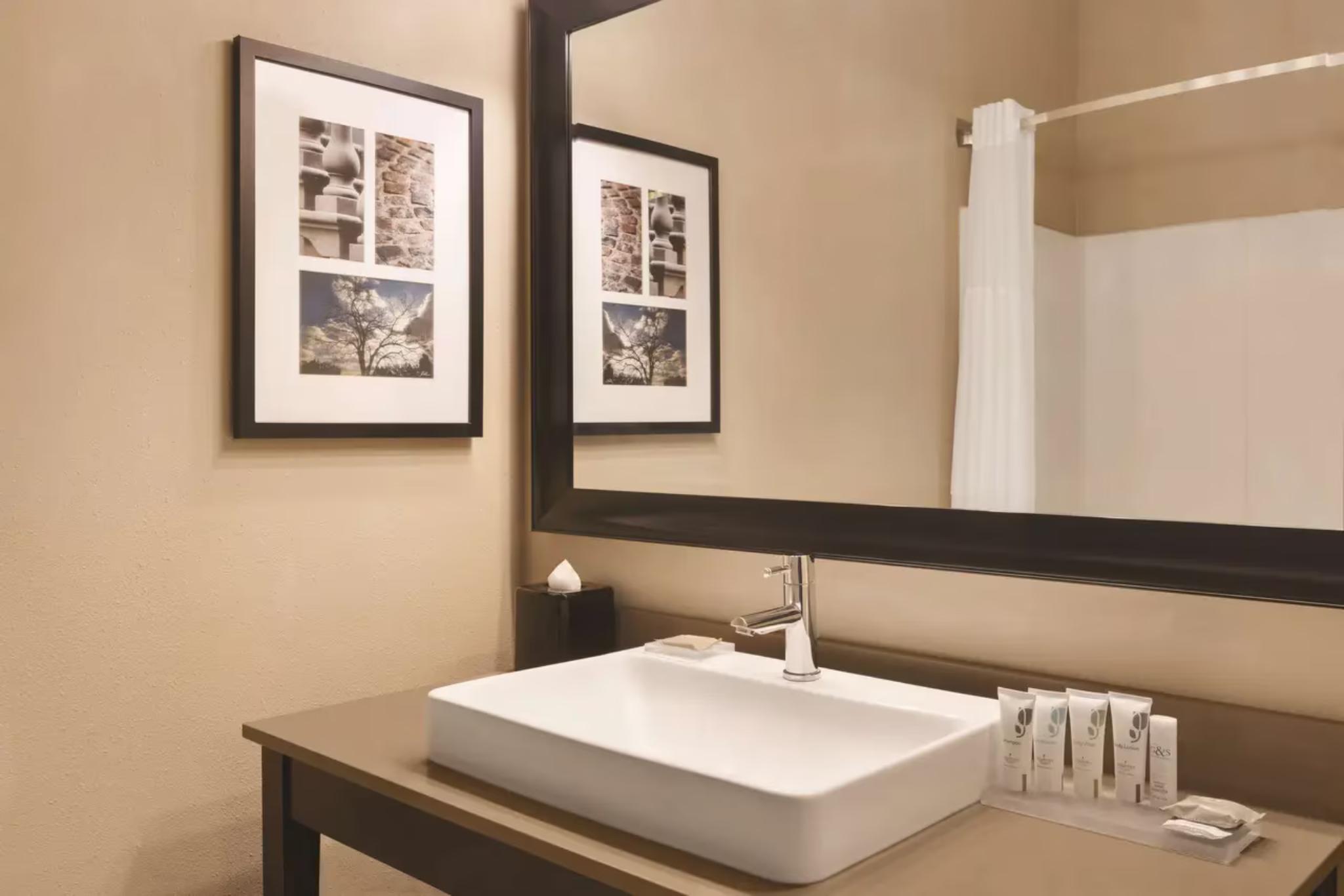 Suite, 1 Queen and 1 Single Bed, Country Inn & Suites by Radisson, Albert Lea - Austin 4/4