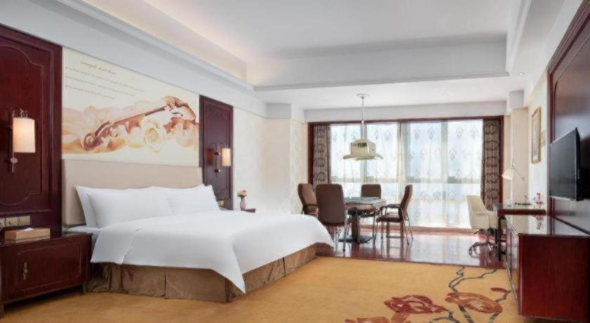 Vienna International Hotel (Huiyang Municipal Square) 19/43
