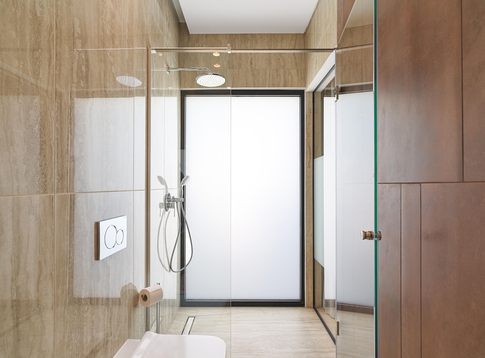 LIV Mackenzie Beach Suites 55/55