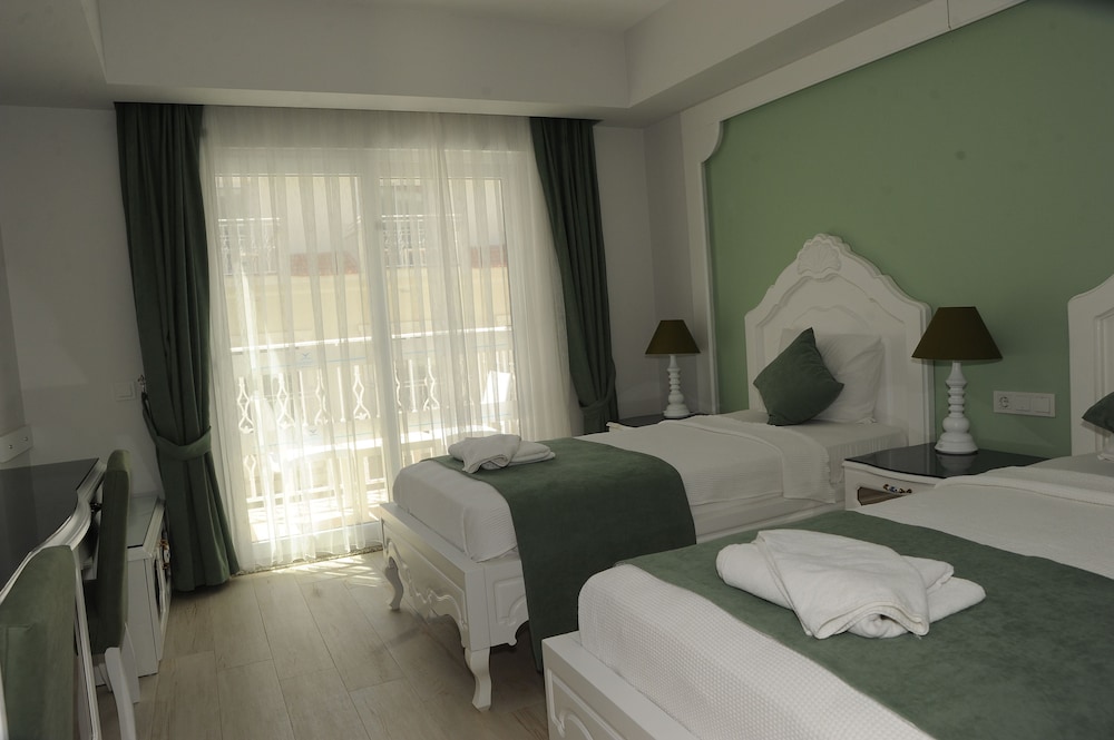 Montebello Deluxe Hotel 33/49