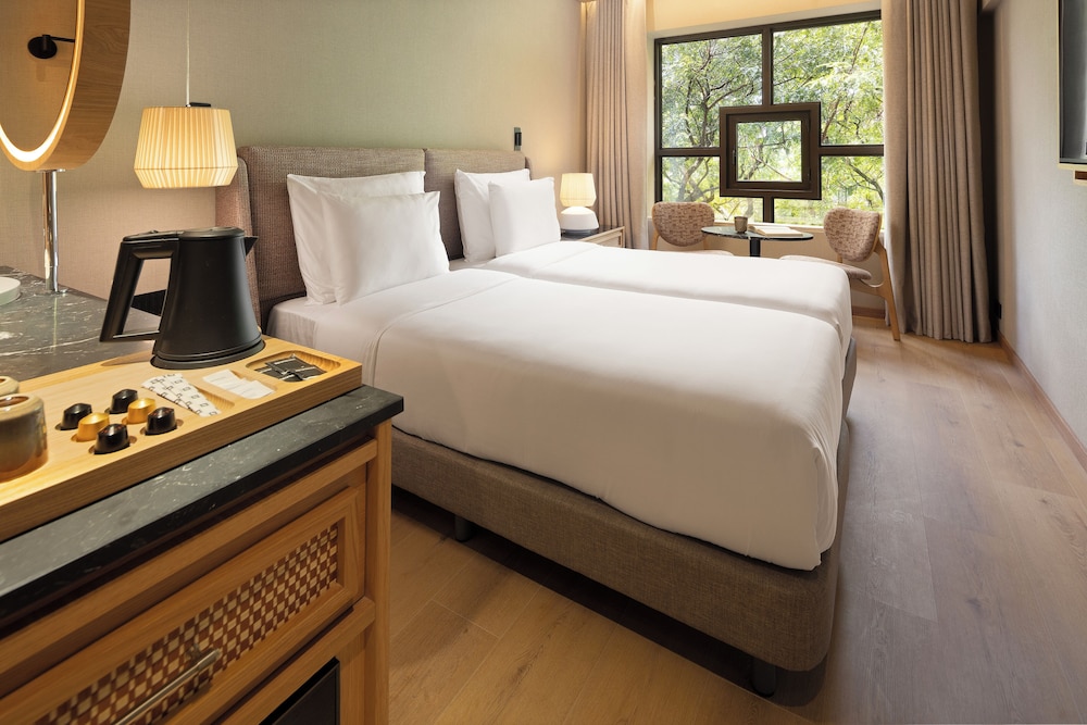 COOL, DOUBLE OR TWIN BED, CITY VIEW