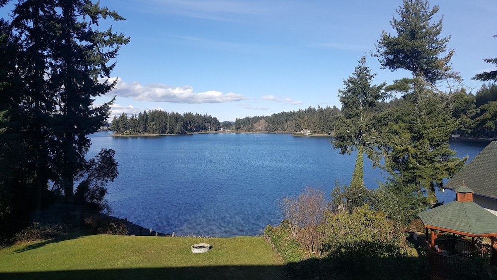 Oyster Bay Inn & Suites 33/70