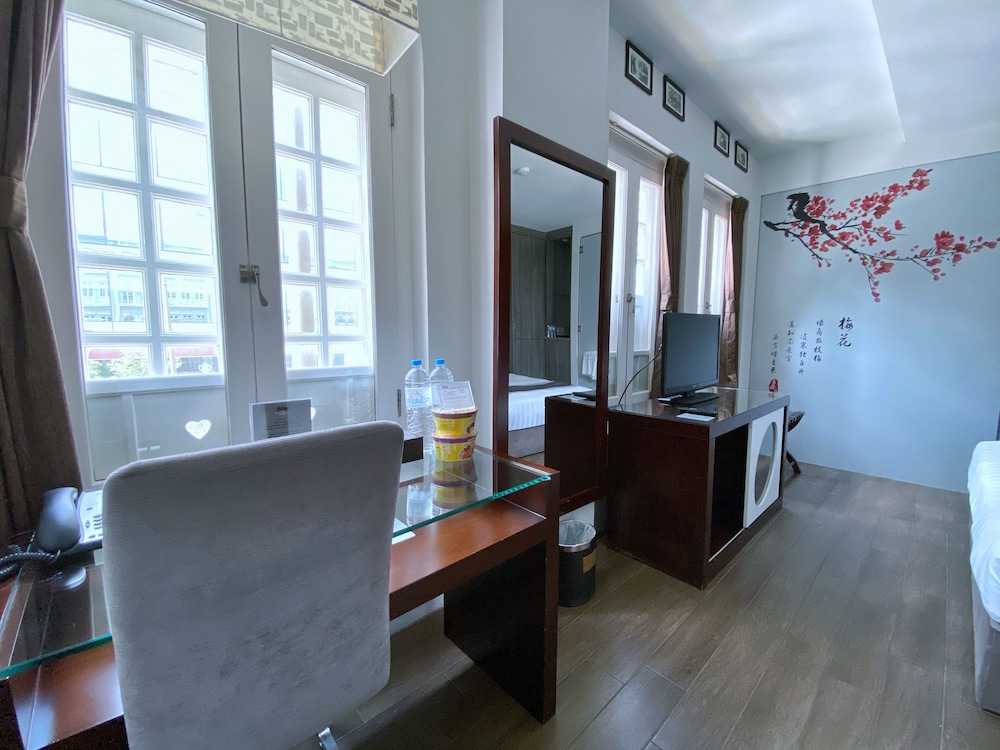 Bliss Hotel Singapore 12/75