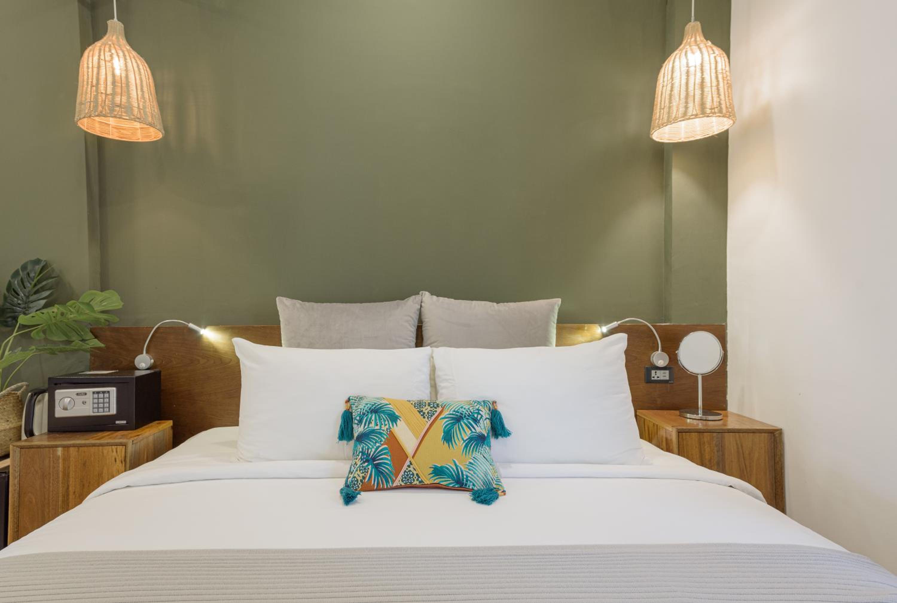 غرفة بسرير كينج بإطلالة على الحديقة، Yolo Bangkok Boutique Hotel 8/10