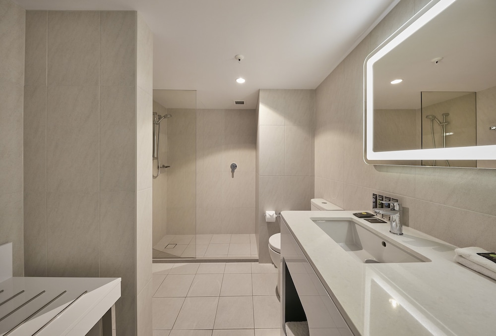NOVOTEL SURFERS PARADISE 10/64