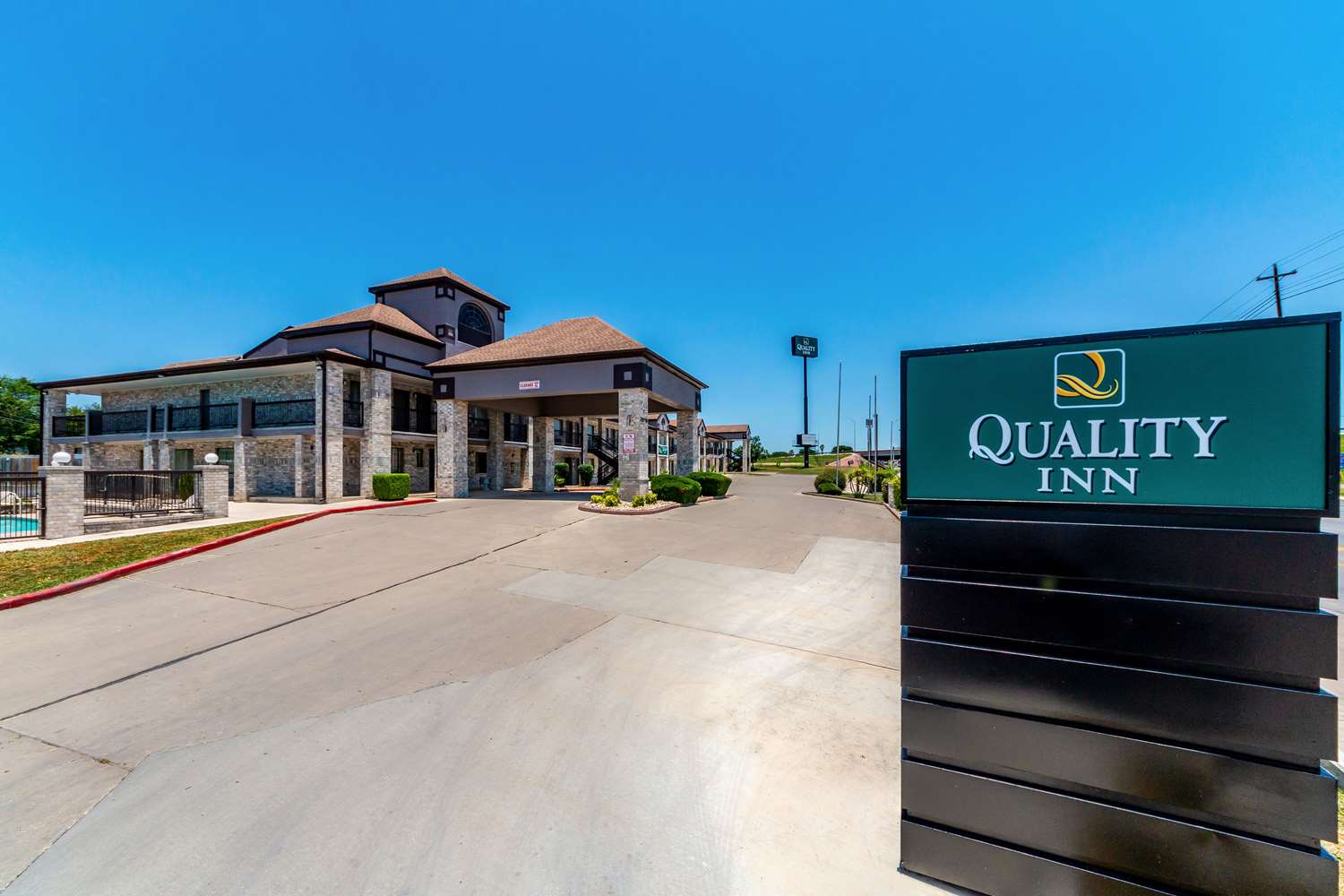 Quality Inn I-10 East near Frost Bank Center 6/42